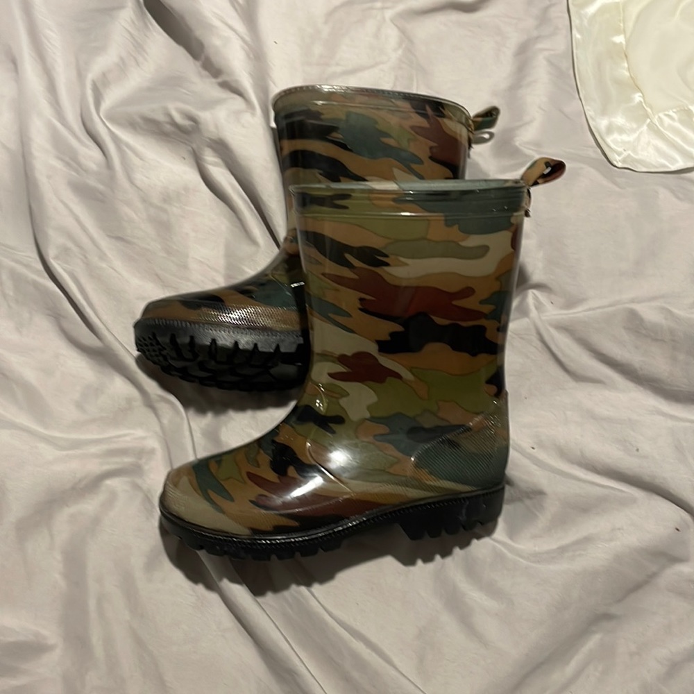 Camo rain boots
